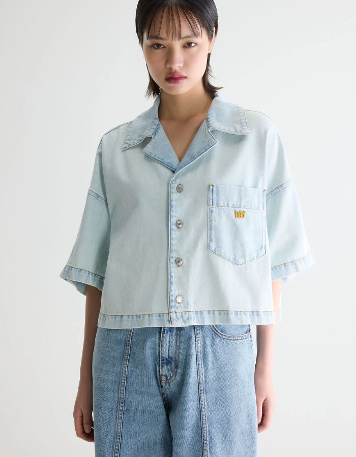 Chemise en denim Poppa Ice Bleach Bellerose, coupe oversized courte, boutons métalliques, logo "bb" brodé.