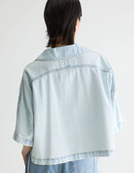 Dos d'une chemise en denim Poppa Ice Bleach Bellerose, coupe oversized et courte, bleu clair délavé.