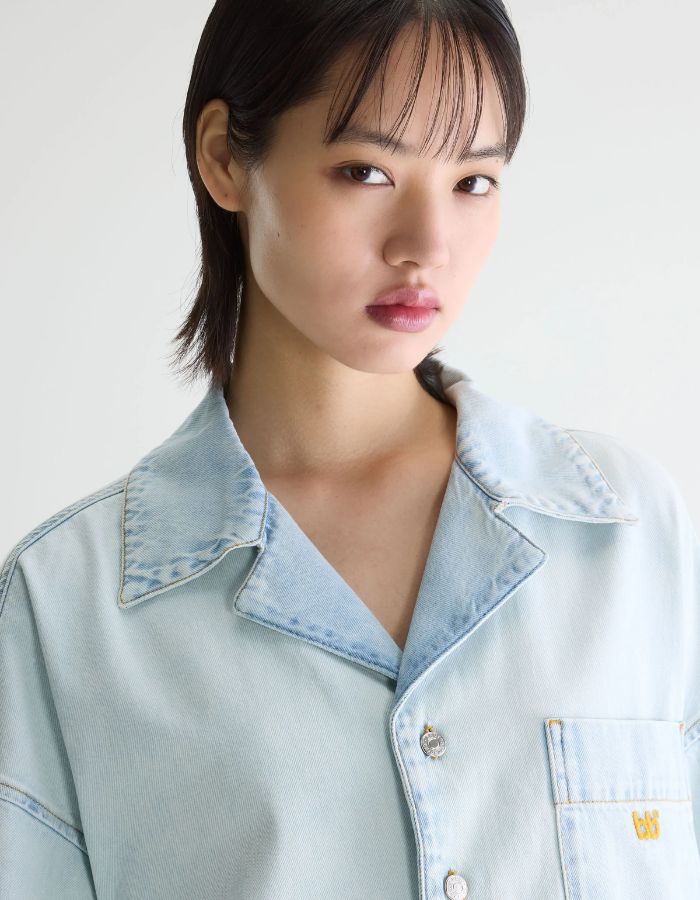 Chemise en denim Poppa Ice Bleach Bellerose, coupe oversized, couleur bleu très clair délavé, logo "bb" brodé.