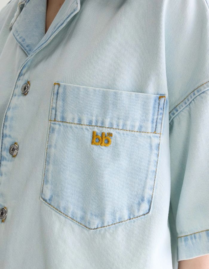 Chemise en denim Poppa Ice Bleach Bellerose, coupe oversized, poche poitrine avec logo "bb" brodé.