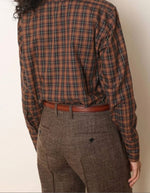 Dos de la Chemise droite à carreaux marron pour femme en coton, modèle Babille de la marque Laurence Bras. Présente des manches longues et une poche à rabat plaquée sur la poitrine.