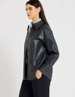 Manche de la Chemise structurée pour femme en matière alternative gris graphite, modèle Ada de la marque Hana San. Présente des découpes milieu corps et manches, un col chemise et des boutons en corozo.