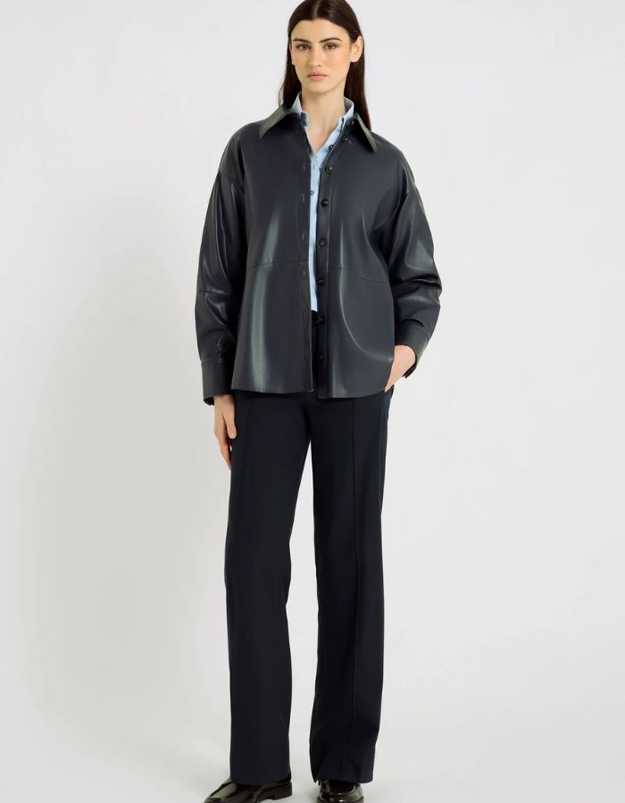 Silhouette avec la Chemise structurée pour femme en matière alternative gris graphite, modèle Ada de la marque Hana San. Présente des découpes milieu corps et manches, un col chemise et des boutons en corozo.