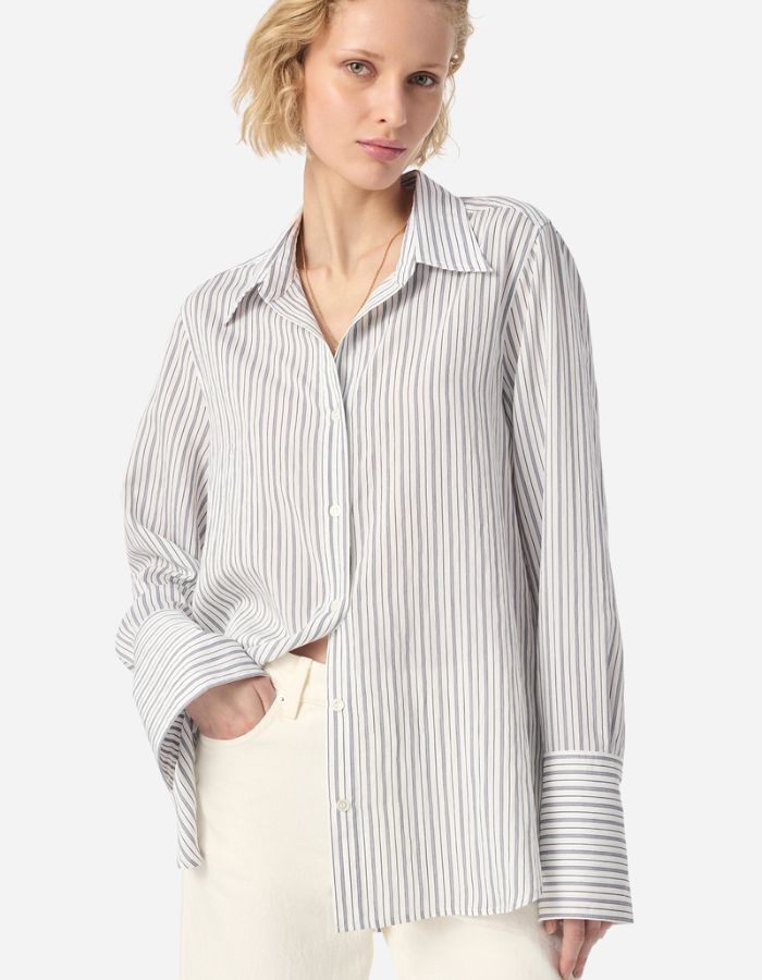 Chemise Esti Marine Vanessa Bruno fluide à rayures fines, col ouvert, manches longues.