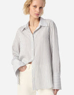 Chemise Esti Marine Vanessa Bruno fluide à rayures fines, col ouvert, manches longues.