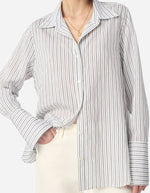 Chemise fluide Esti Marine Vanessa Bruno à rayures fines, col ouvert, manches longues et poignets boutonnés.
