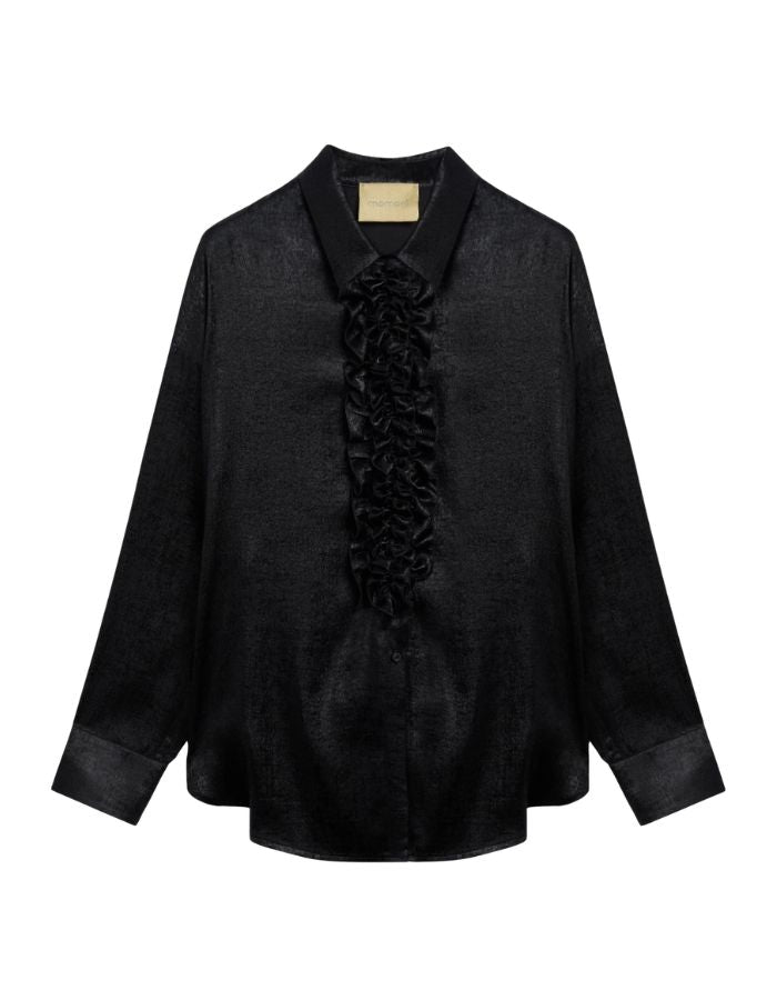 Chemisier long fluide noir pour femme au fini métallisé laminé brillant, modèle Bilancia Bis de la marque Momoni. Présente une coupe oversize avec de grands volants drapés, un col bateau asymétrique tombant sur l'épaule et des manches longues terminées par de hauts poignets à boutons recouverts.