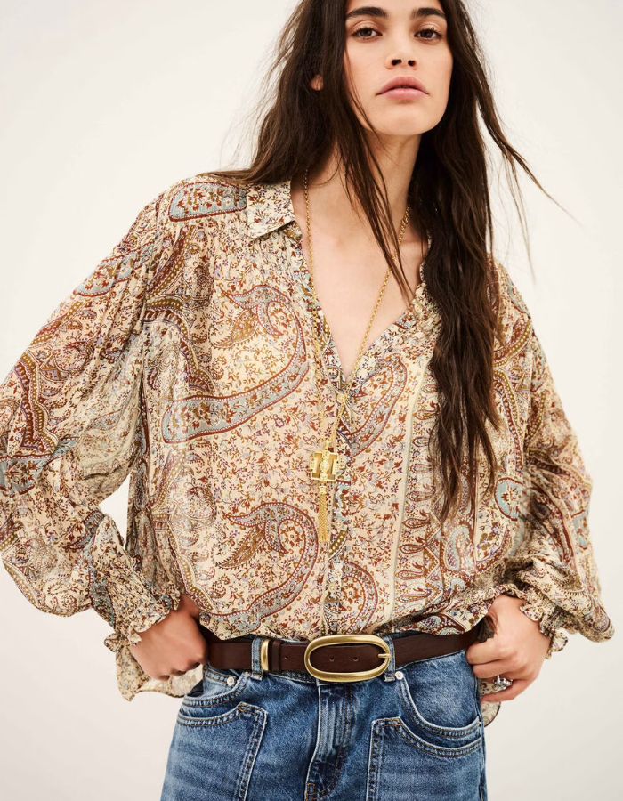 Chemise fluide à manches longues pour femme de couleur bleue à motifs imprimés, modèle Cleo de la marque Ba&sh. Présente une coupe droite ample avec fermeture boutonnée, des smocks élastiques décoratifs aux épaules et aux poignets terminés par un petit volant froncé