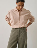 Chemise Itaque Rose Blush ample en popeline de coton biologique avec poche poitrine et bas liquette.
