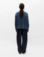 Dos de la Chemise en jean manches longues pour femme de couleur bleu moyen Medium Blue Denim, modèle Rosie de la marque Object. Confectionnée dans une toile de denim souple, elle présente un col chemise, une fermeture boutonnée, une poche plaquée sur la poitrine et un détail de nœud en tissu délicat.