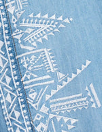 Chemise Laura Lightusedblue en chambray effet denim avec broderies géométriques blanches.