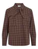Chemise à manches longues pour femme de couleur marron foncé à motif végétal délicat Seal Brown Fields Of Rye, modèle Rona de la marque Rouge Edit. Présente une coupe droite fluide esprit oversize, un col chemise, une fermeture boutonnée et deux poches plaquées sur la poitrine.