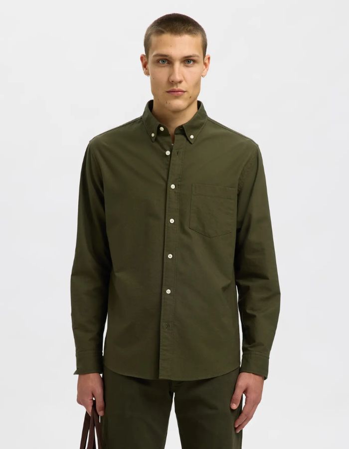 Vue de face de la Chemise en tissu Oxford robuste de couleur kaki pour homme, modèle Cole-Rick de la marque Selected. Présente une coupe droite, des manches longues, une poche sur la poitrine et un col classique boutonné.