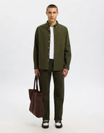 Silhouette avec la Chemise en tissu Oxford robuste de couleur kaki pour homme, modèle Cole-Rick de la marque Selected. Présente une coupe droite, des manches longues, une poche sur la poitrine et un col classique boutonné.