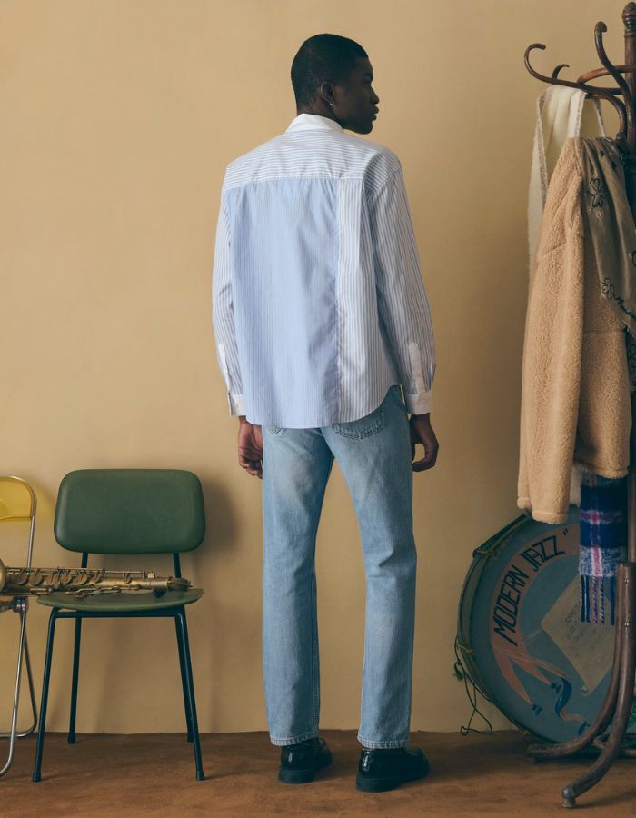 Silhouette de dos avec la Chemise ample pour homme en popeline de coton à motifs patchwork, modèle Breteuil Patchwork de la marque Maison Labiche. Présente une coupe droite large avec col chemise, boutons gravés et une broderie discrète à l'arrière du col.