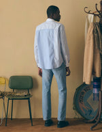 Silhouette de dos avec la Chemise ample pour homme en popeline de coton à motifs patchwork, modèle Breteuil Patchwork de la marque Maison Labiche. Présente une coupe droite large avec col chemise, boutons gravés et une broderie discrète à l'arrière du col.
