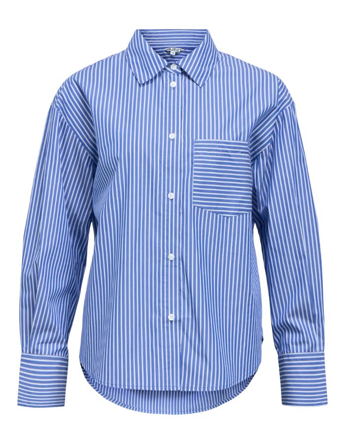 Chemise à manches longues pour femme modèle Zila de la marque Object. Tissu tissé fluide à rayures verticales bleu Clématite et blanc, dotée d'un col classique, d'une fermeture boutonnée et d'une poche plaquée sur la poitrine.