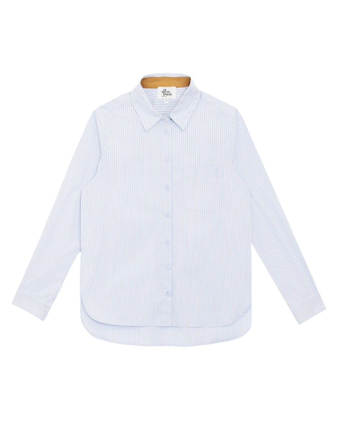 Chemise rayée écru et bleu pour femme avec col et poignets contrastés camel, poche poitrine brodée du monogramme, modèle Carli de la marque La Petite Étoile