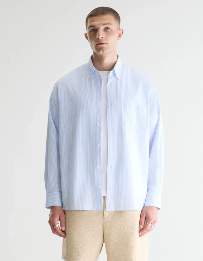 Chemise homme LIGHTO Bellerose en coton rayé bleu clair et blanc, coupe relaxed, avec poche poitrine.