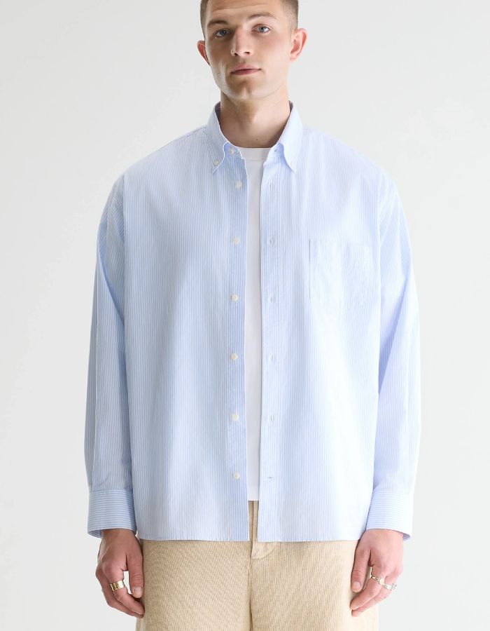 Chemise homme Lighto Bellerose en coton rayé bleu clair et blanc, coupe relaxed, col boutonné, poche poitrine.