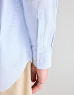 Mannequin portant une chemise Lighto rayée bleu ciel et blanc en coton, avec poignet boutonné.