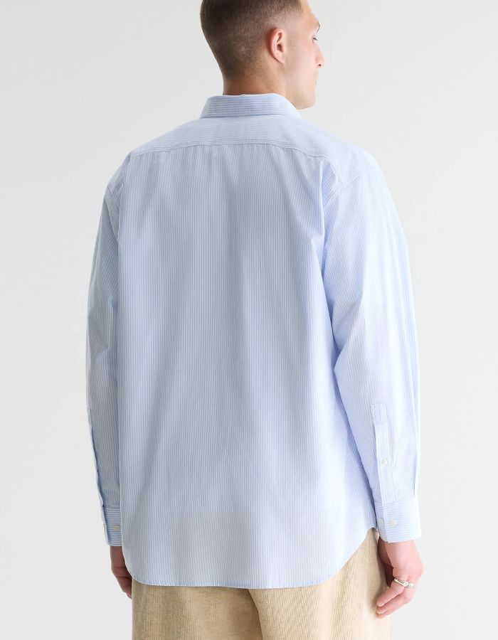 Chemise homme LIGHTO Bellerose en coton rayé bleu clair et blanc, coupe relaxed, vue de dos.