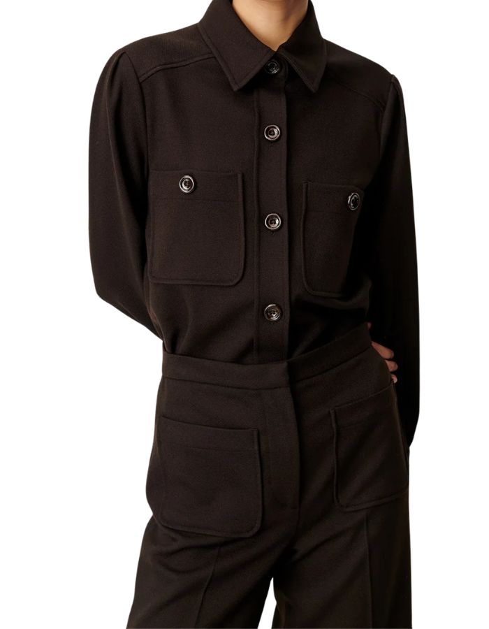Chemise courte pour femme en tricotine fluide couleur ébène avec poches plaquées boutonnées et plis aux épaules, modèle Chemise Theodore couleur Ébène de la marque Sessùn.
