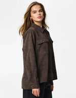 Vue de profil de la Chemise ample pour femme en velours côtelé à manches longues, modèle Effi de la marque Pieces. Tissu corduroy de couleur marron foncé chocolat Hot Fudge, avec des poches de poitrine boutonnées et des poignets élastiqués.