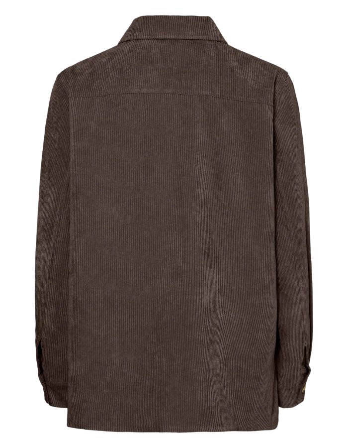 Dos de la Chemise ample pour femme en velours côtelé à manches longues, modèle Effi de la marque Pieces. Tissu corduroy de couleur marron foncé chocolat Hot Fudge, avec des poches de poitrine boutonnées et des poignets élastiqués.