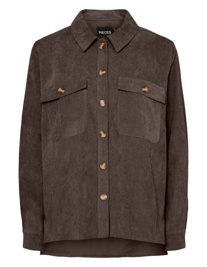 Chemise ample pour femme en velours côtelé à manches longues, modèle Effi de la marque Pieces. Tissu corduroy de couleur marron foncé chocolat Hot Fudge, avec des poches de poitrine boutonnées et des poignets élastiqués.