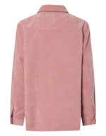 Dos de la Chemise ample pour femme en velours côtelé à manches longues, modèle Effi de la marque Pieces. Tissu corduroy de couleur vieux rose Ash Rose, avec poches de poitrine boutonnées, boutons apparents et poignets élastiqués.