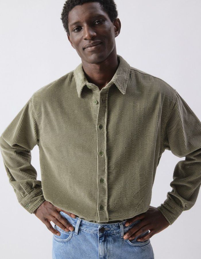 Vue de face de la Chemise ample pour homme en velours côtelé couleur argile terre cuite délavée avec col classique et manches longues, modèle Padow couleur Argile Vintage de la marque American Vintage.