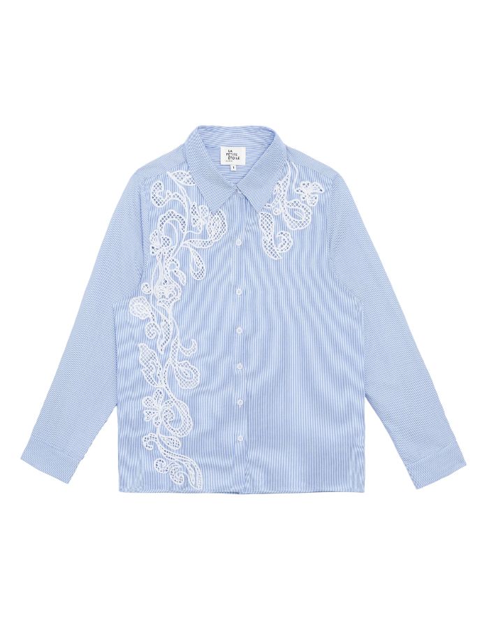 Chemisier droit pour femme à rayures écru et bleu, modèle Clema de la marque LA PETITE ÉTOILE. Présente un col chemise et une grande broderie ajourée asymétrique sur le devant.