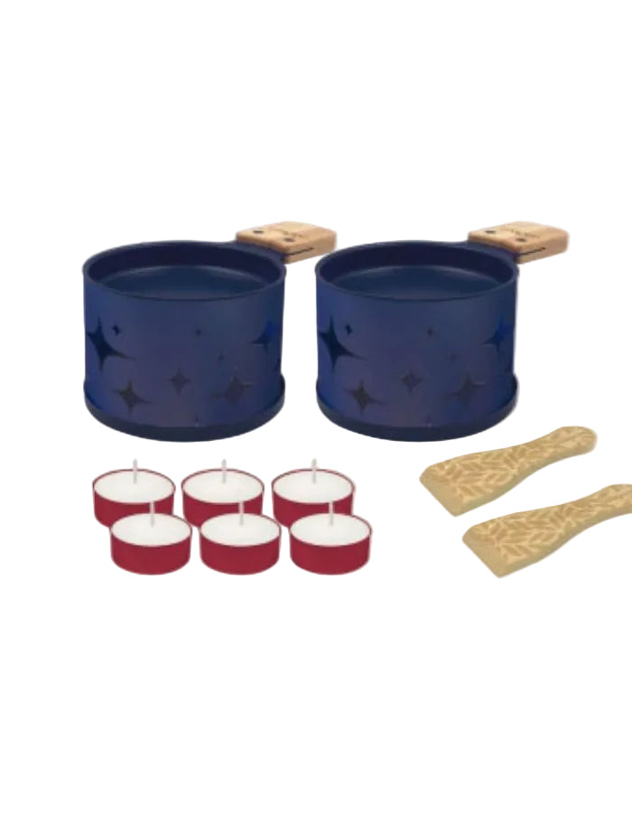 Deux appareils à raclette individuels bleus avec étoiles découpées, 6 bougies rouges et 2 spatules en bois.