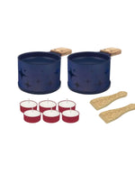 Deux appareils à raclette individuels bleus avec étoiles découpées, 6 bougies rouges et 2 spatules en bois.