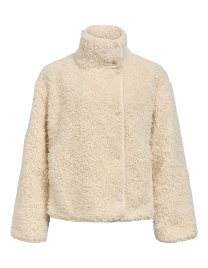 Veste courte pour femme en matière teddy bouclée blanc sable avec col montant boutonné, modèle Jiduna Short Jacket couleur White Sand de la marque OBJECT.
