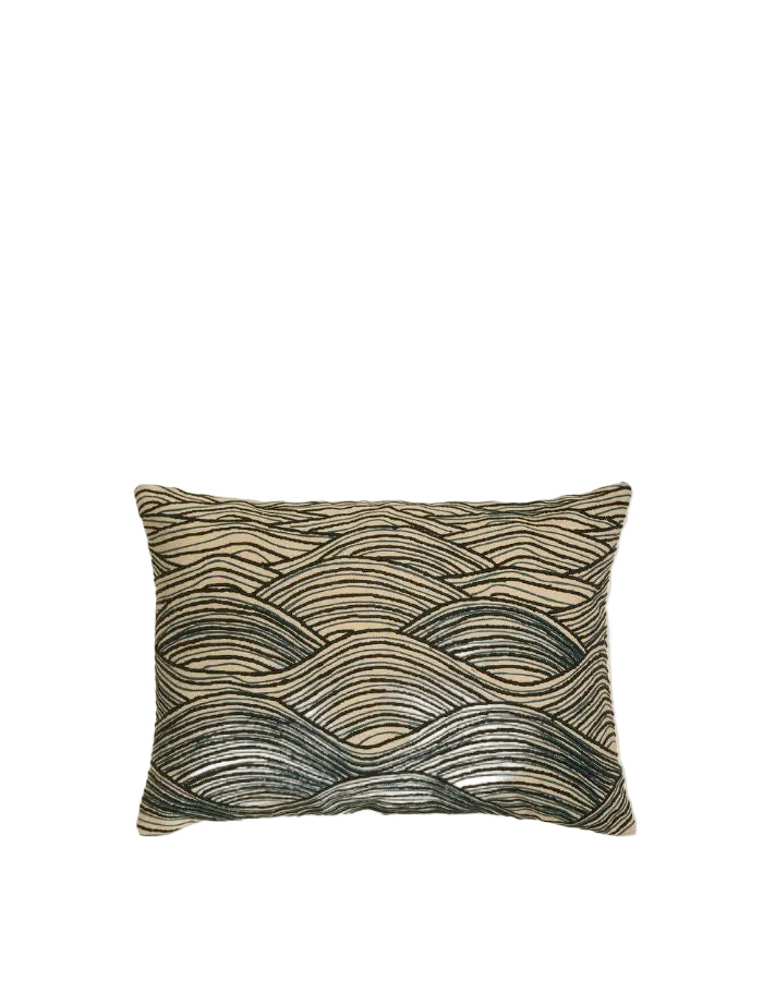 Coussin rectangulaire Houle Vert Forêt par Maison Sarah Lavoine. Broderies en relief imitant le mouvement des vagues (points zig-zag et plats), mélange coton et laine, dimensions 55x40 cm.