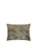 Coussin rectangulaire Houle Vert Forêt par Maison Sarah Lavoine. Broderies en relief imitant le mouvement des vagues (points zig-zag et plats), mélange coton et laine, dimensions 55x40 cm.