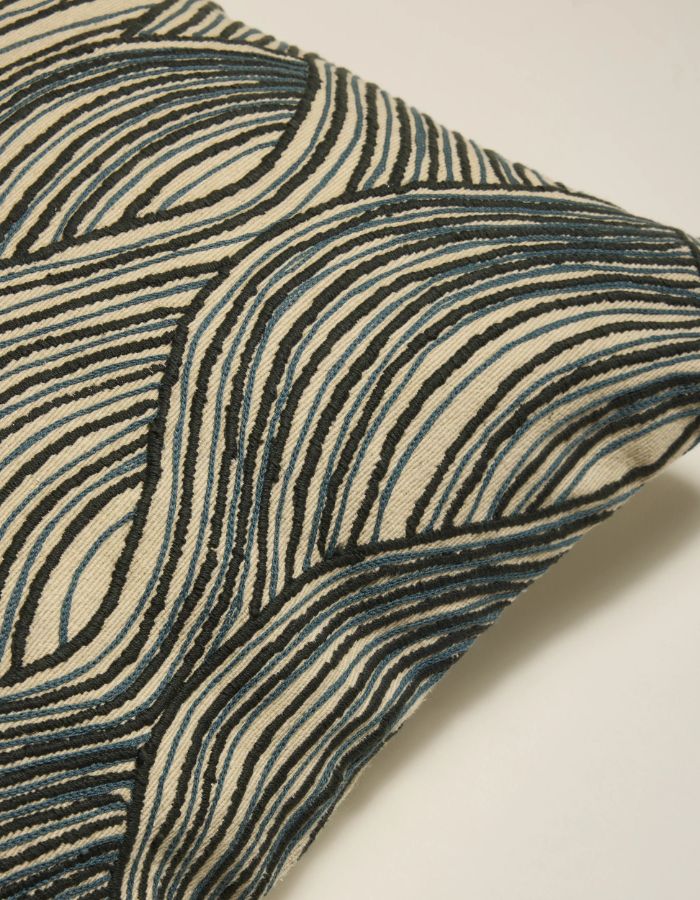 Détail du Coussin rectangulaire Houle Vert Forêt par Maison Sarah Lavoine. Broderies en relief imitant le mouvement des vagues (points zig-zag et plats), mélange coton et laine, dimensions 55x40 cm.