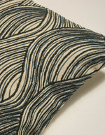 Détail du Coussin rectangulaire Houle Vert Forêt par Maison Sarah Lavoine. Broderies en relief imitant le mouvement des vagues (points zig-zag et plats), mélange coton et laine, dimensions 55x40 cm.