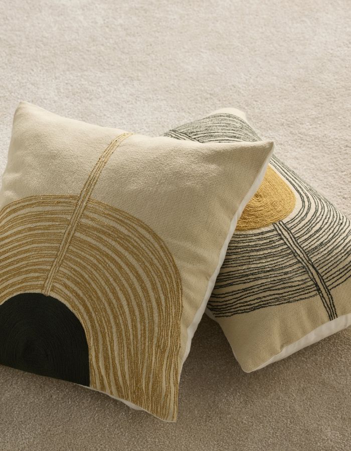 Photo d'ambiance du Coussin rectangulaire Mirage par Maison Sarah Lavoine. Fond textile avec motifs brodés main aux lignes organiques coloris Vert Forêt et Ocre, composition coton et laine, dimensions 50x30 cm.