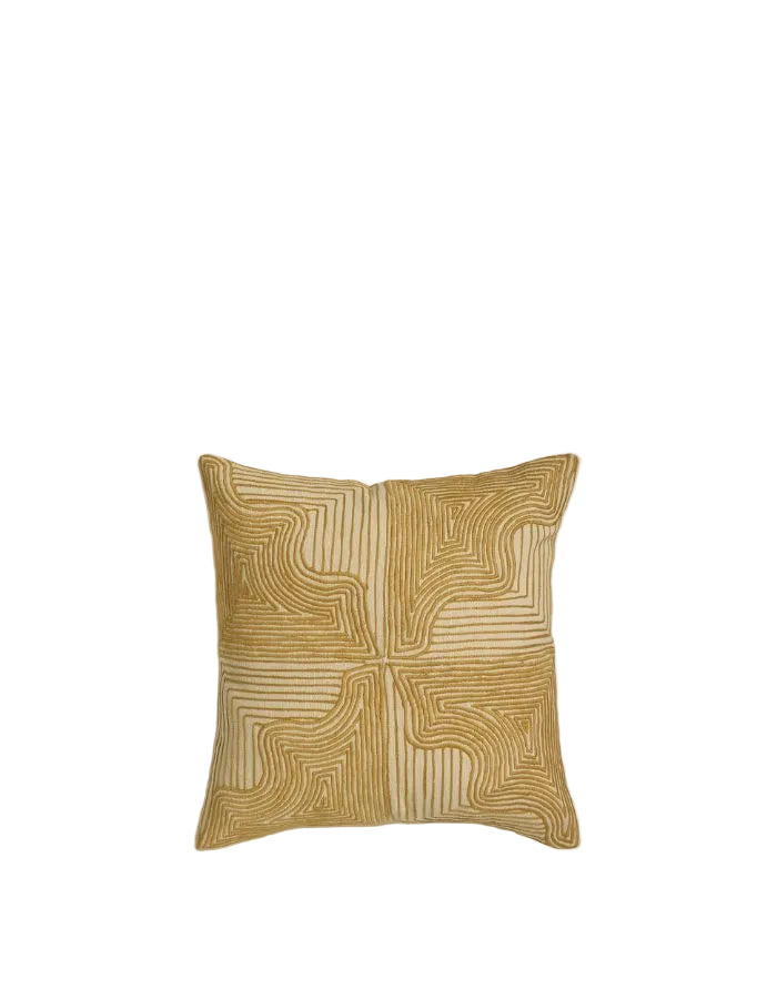 Coussin carré Onda par Maison Sarah Lavoine. Motif brodé en relief évoquant des ondes, coloris Ocre, mélange coton et laine, dimensions 42x42 cm, fabriqué artisanalement en Inde.