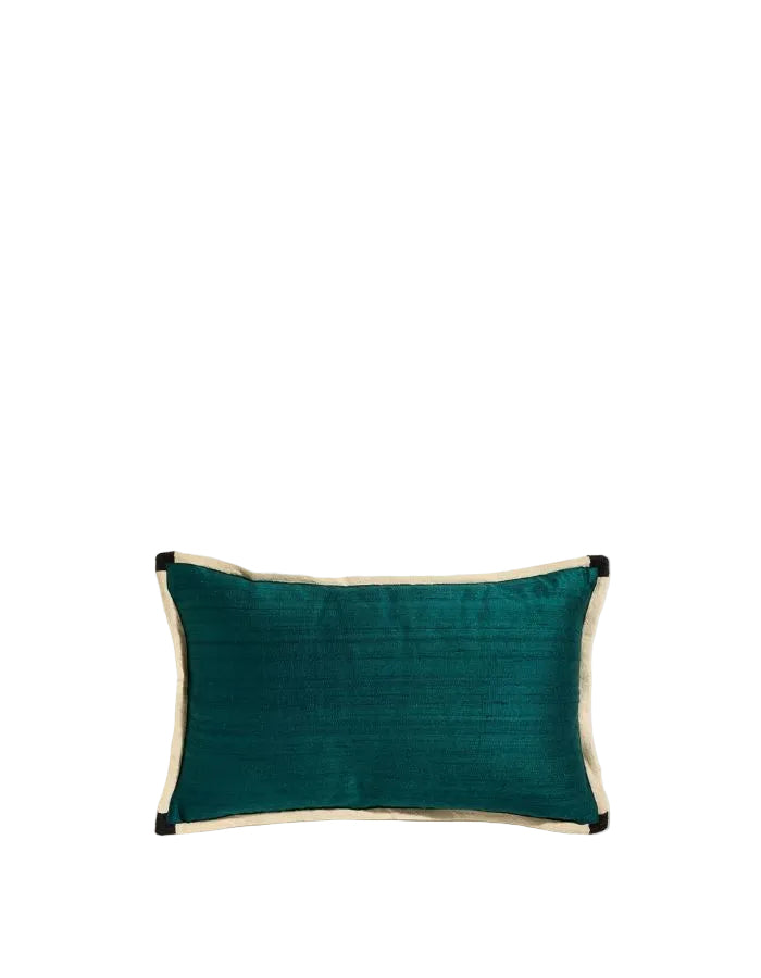 Coussin rectangulaire Séquence par Maison Sarah Lavoine. Texture en soie sauvage coloris Thé de Chine, dimensions 50x30 cm, aspect naturel et lumineux fabriqué artisanalement en Inde.