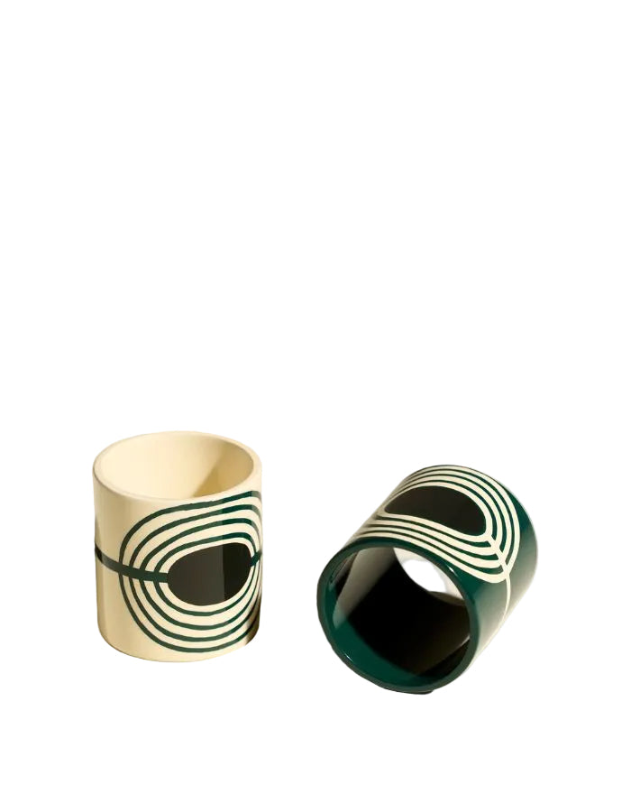 Duo de ronds de serviette laqués Thé de Chine, un vert foncé et un crème, avec motif Mirage.
