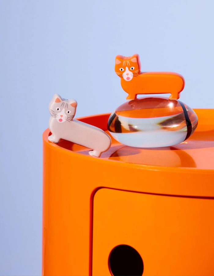 Ambiance avec le Duo de salière et poivrière en céramique en forme de petits chats stylisés de profil. Objets de table design et minimalistes issus de la collaboration Fluid Market x Thomas Gravereau.