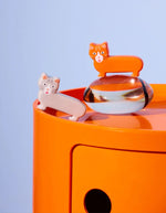Ambiance avec le Duo de salière et poivrière en céramique en forme de petits chats stylisés de profil. Objets de table design et minimalistes issus de la collaboration Fluid Market x Thomas Gravereau.