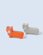 Duo de salière et poivrière en céramique en forme de petits chats stylisés de profil. Objets de table design et minimalistes issus de la collaboration Fluid Market x Thomas Gravereau.