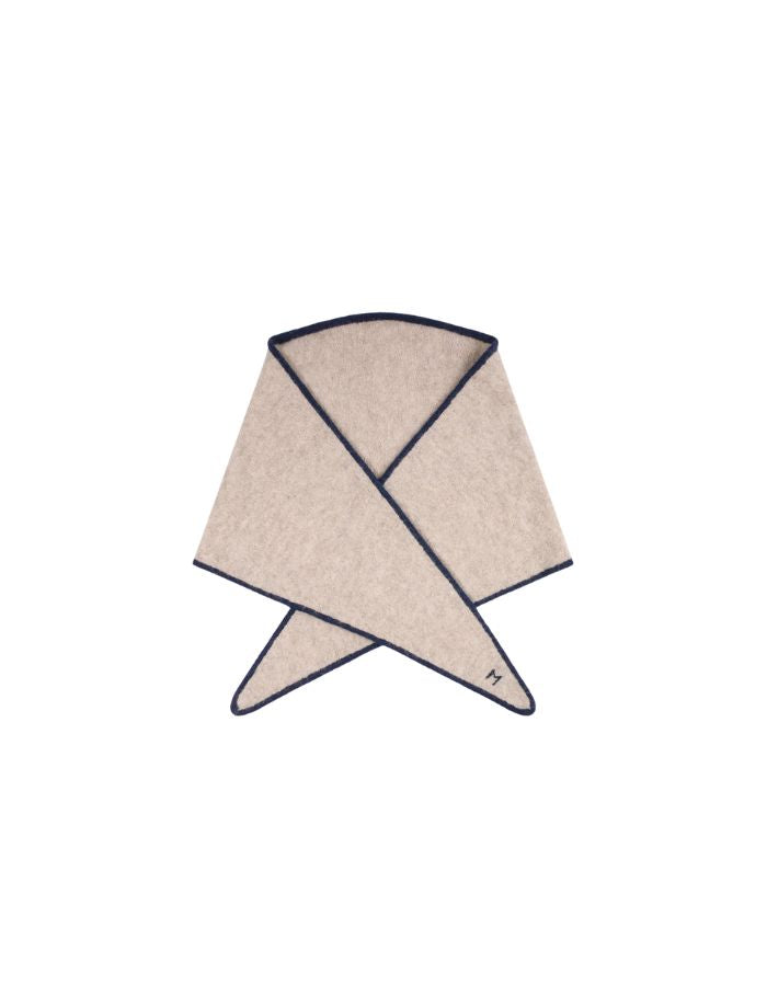 Écharpe triangle pour femme en baby alpaga doux avec liseré contrastant bleu marine chic, modèle Écharpe Elly N°218 Cord Comedia de la marque MOISMONT.