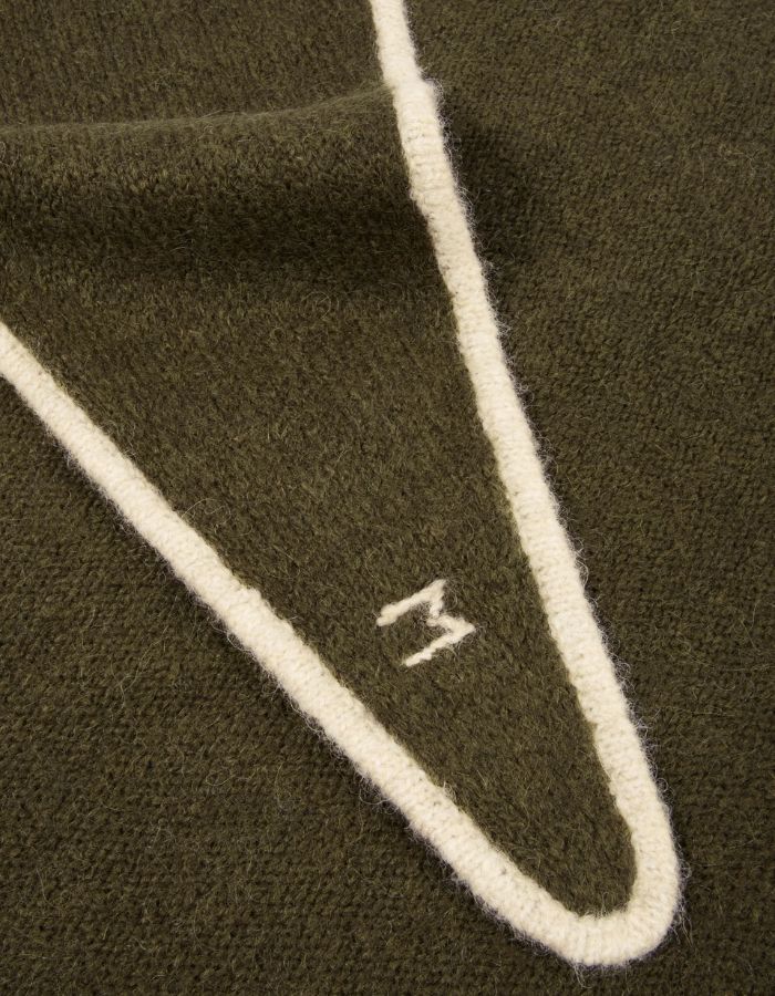 Logo sur l'Écharpe triangle pour femme en baby alpaga doux kaki avec liseré contrastant beige, modèle Écharpe Elly N°218 Country de la marque MOISMONT.