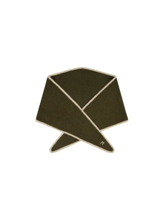 Écharpe triangle pour femme en baby alpaga doux kaki avec liseré contrastant beige, modèle Écharpe Elly N°218 Country de la marque MOISMONT.